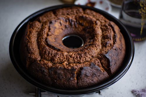 在烤锅里自制巧克力蛋糕 · 免费素材图片