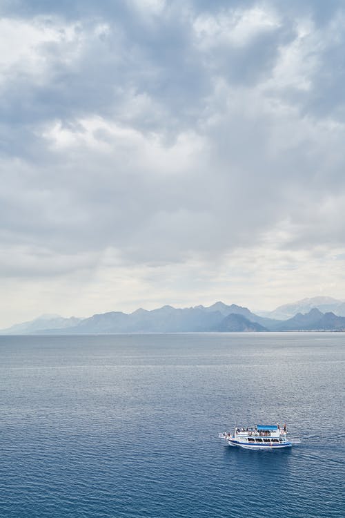 多云的日子里白船在海水上 · 免费素材图片