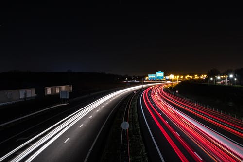 夜间沥青公路延时摄影 · 免费素材图片