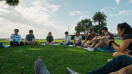 人们坐在草地上 · 免费素材图片