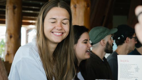 女人穿着白色马球的照片 · 免费素材图片