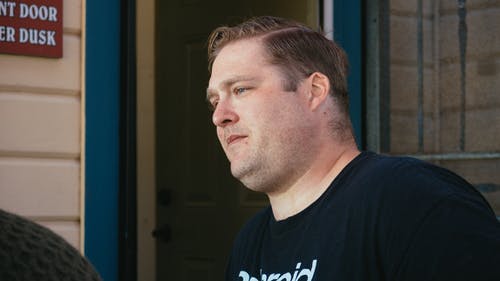 男子身穿黑色圆领衬衫 · 免费素材图片