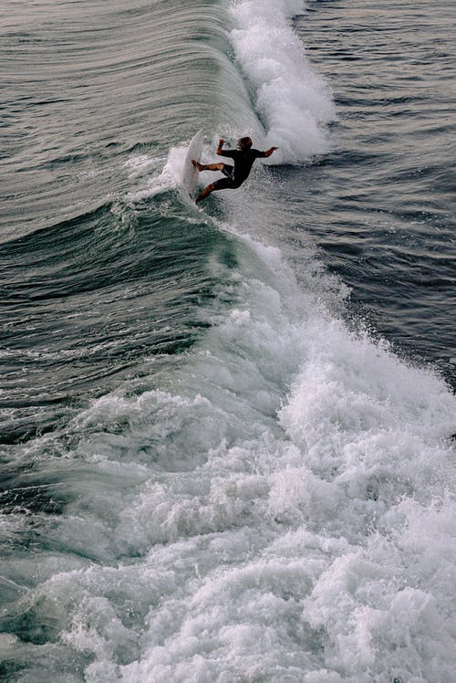 在海上冲浪的人的照片 · 免费素材图片