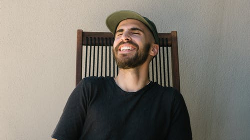 男子坐在椅子上的照片 · 免费素材图片