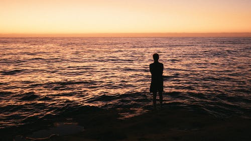 人站在海边的剪影照片 · 免费素材图片