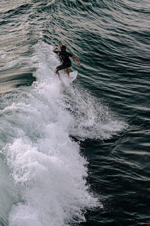 在海浪上冲浪的人的照片 · 免费素材图片