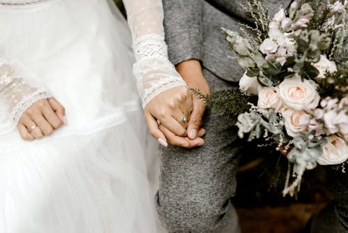 新娘和新郎手牵着手 · 免费素材图片