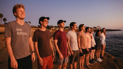 站在海边的人的照片 · 免费素材图片