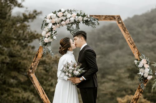 新娘和新郎接吻 · 免费素材图片