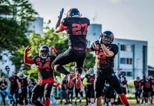 男子踢足球 · 免费素材图片