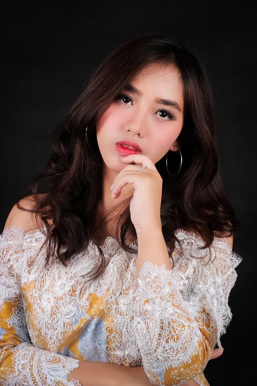 女人穿着蕾丝上衣 · 免费素材图片