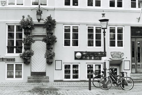 大楼旁边的自行车 · 免费素材图片