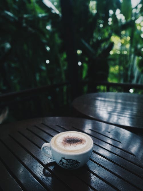 咖啡在木桌上的照片 · 免费素材图片