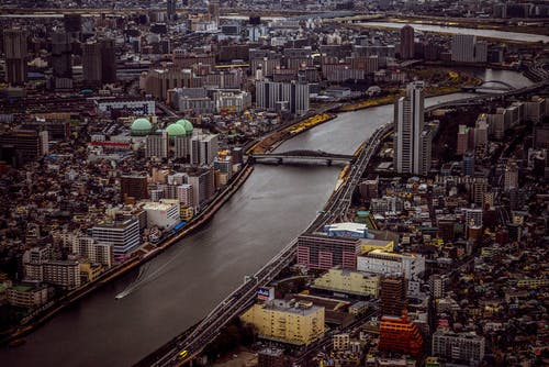 具有现代密集基础设施的城市通道 · 免费素材图片