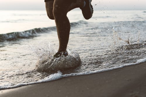 在沙滩上跑步的人 · 免费素材图片
