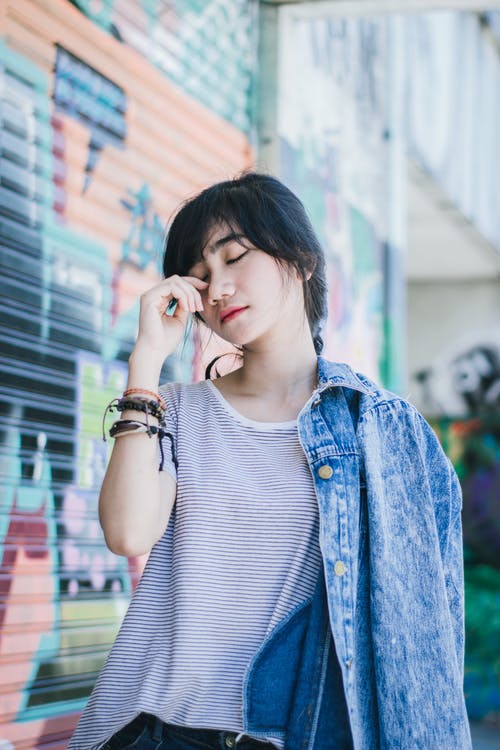 女人抚摸她的脸的照片 · 免费素材图片