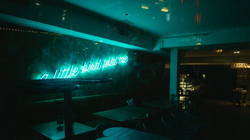 酒吧内的霓虹灯 · 免费素材图片