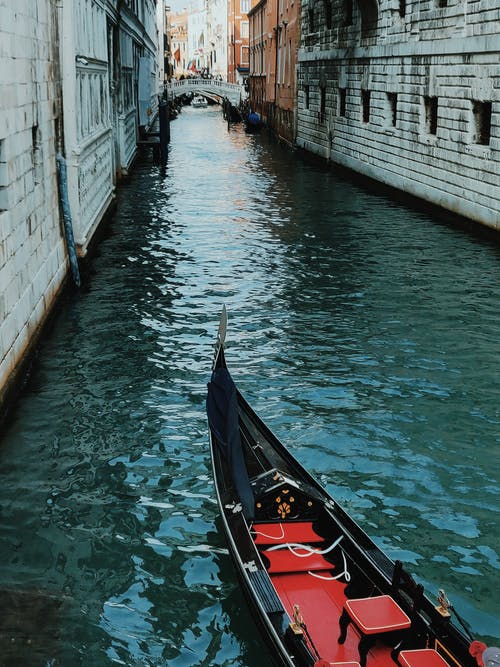 大运河上的黑色和红色游览船 · 免费素材图片