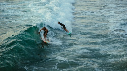 冲浪者在波浪 · 免费素材图片