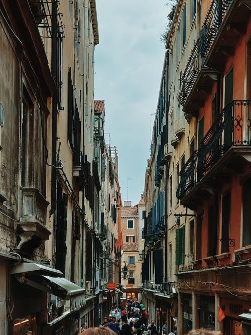 建筑物之间的人 · 免费素材图片