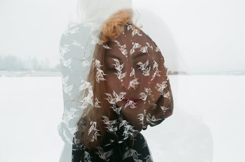 女人站着的倒影 · 免费素材图片