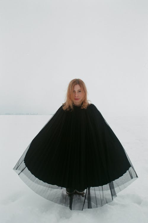 女人穿着黑色雨披 · 免费素材图片