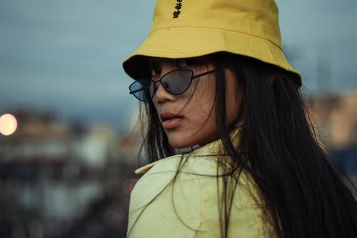 女人戴黄色水桶帽 · 免费素材图片