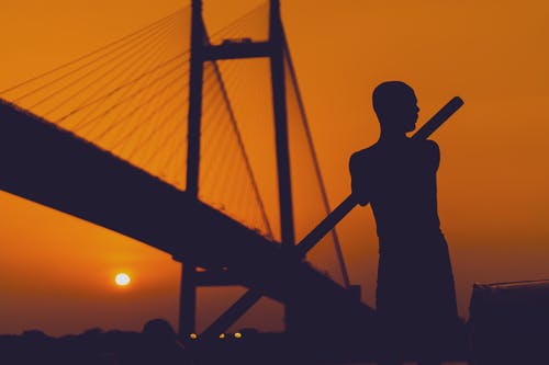 黄金时段在一座桥附近的人的身影 · 免费素材图片