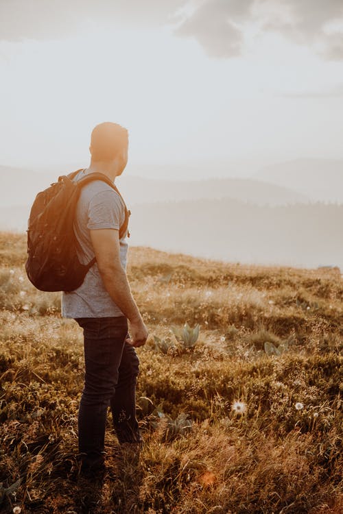 俯瞰群山的人 · 免费素材图片