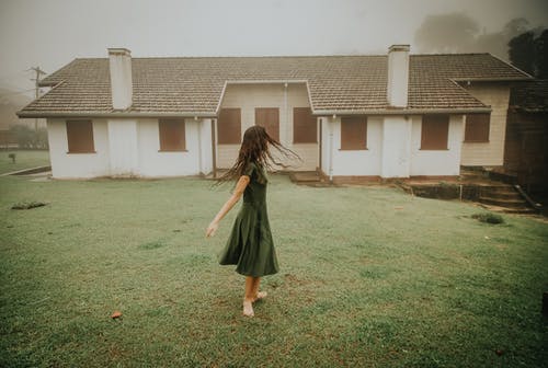 穿绿色衣服的女人的照片 · 免费素材图片