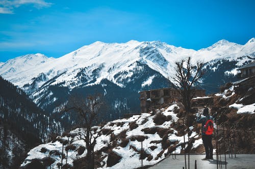 白天白雪皑皑的山的风景照片 · 免费素材图片