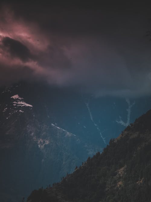 黑暗的天空下的山脉 · 免费素材图片