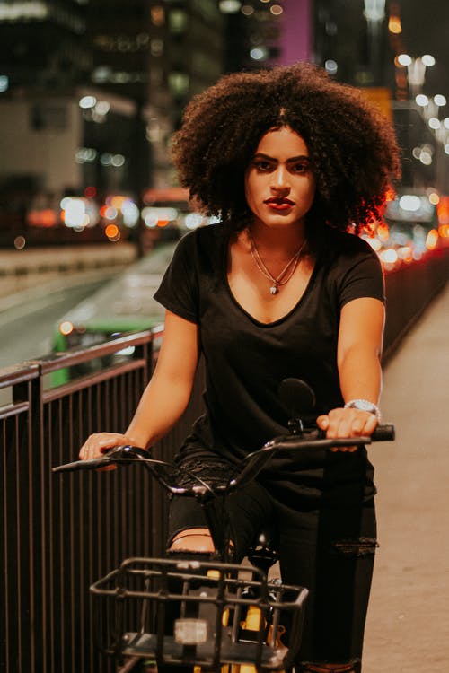 女人骑自行车的照片 · 免费素材图片