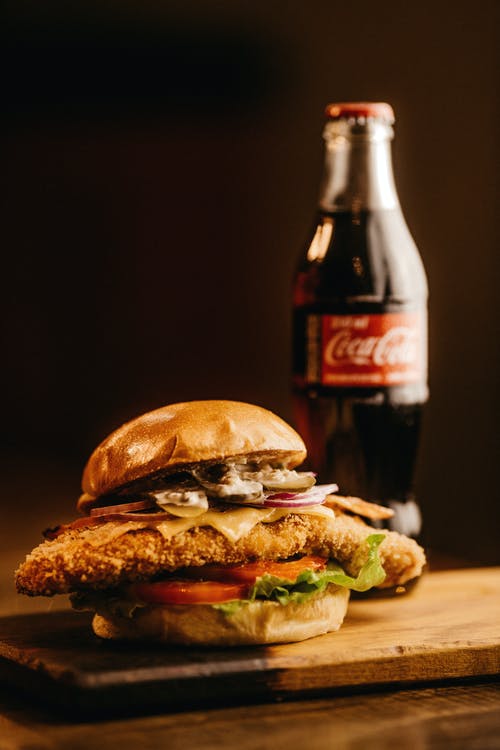 汉堡在可口可乐旁边的特写照片 · 免费素材图片