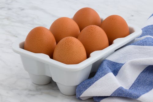 白色托盘上的六个有机鸡蛋 · 免费素材图片