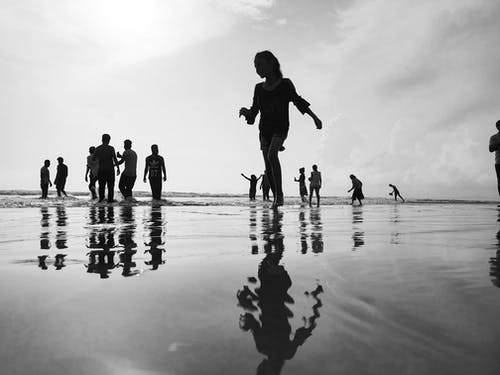 在海边散步的女人 · 免费素材图片