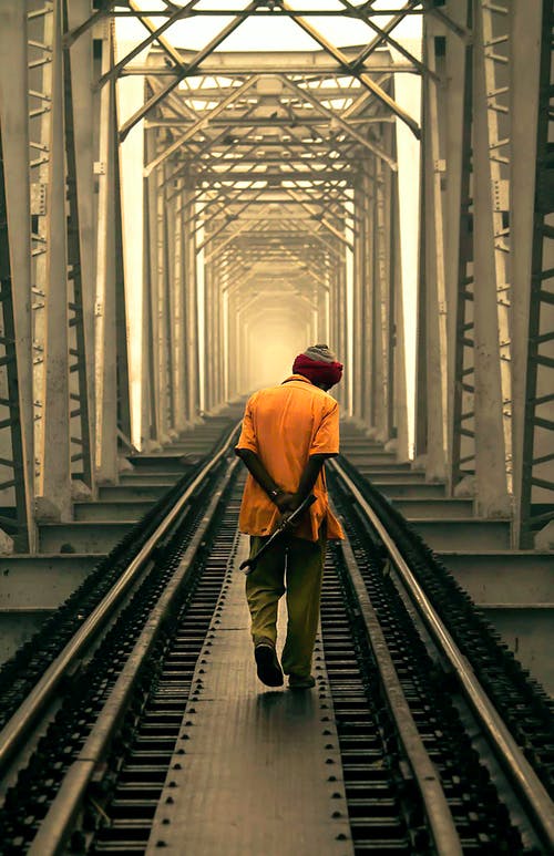 在铁路上行走的人 · 免费素材图片