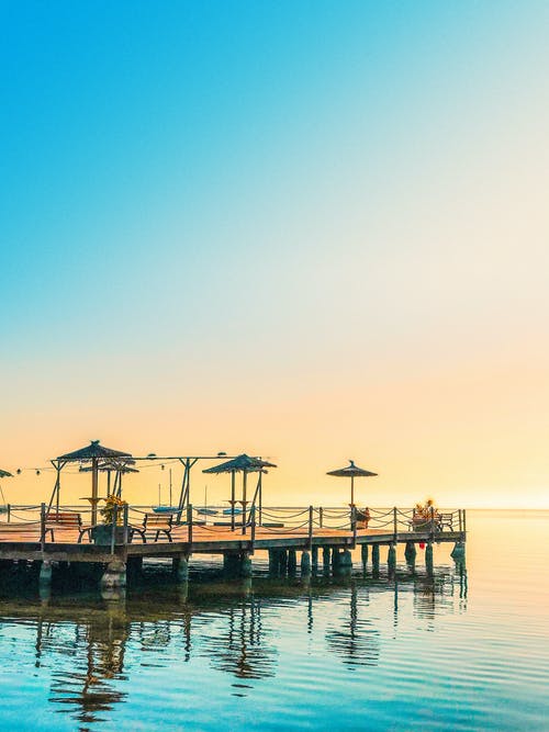 码头上的雨伞 · 免费素材图片