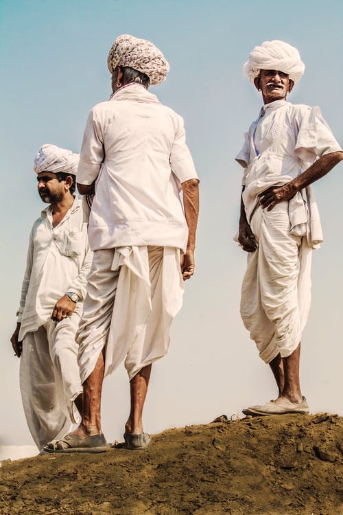 三名男子站在山上 · 免费素材图片