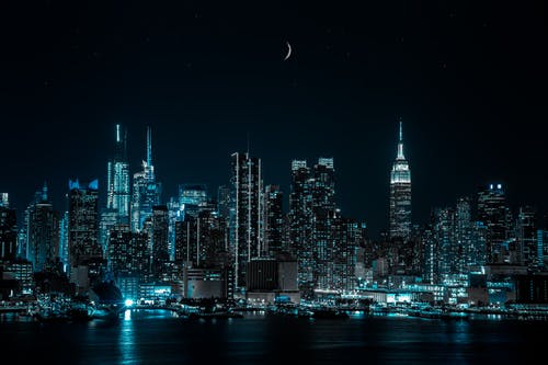 在晚上的城市景观照片 · 免费素材图片