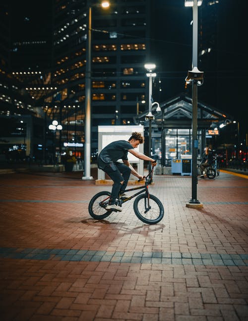 男子骑自行车的照片 · 免费素材图片