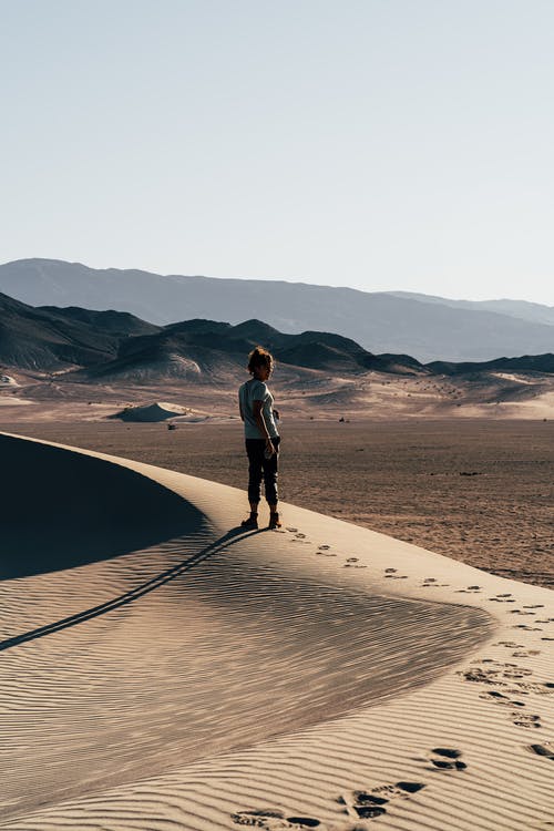 站在沙漠上的女人 · 免费素材图片