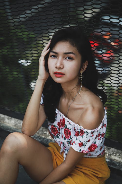 女人摸她的头的照片 · 免费素材图片