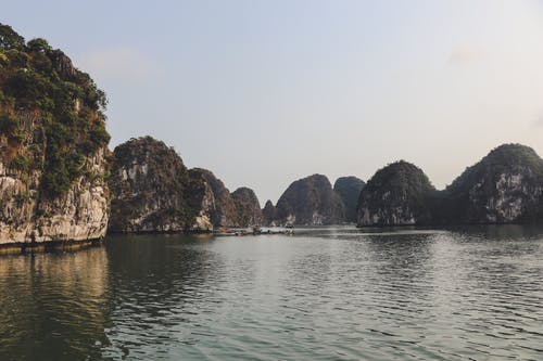 岩层附近的水体 · 免费素材图片