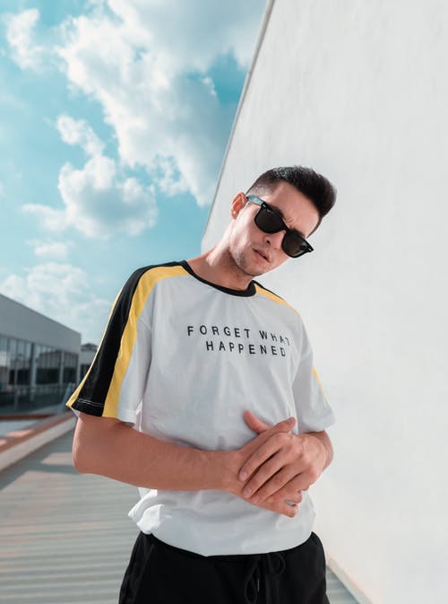 白墙旁的男人 · 免费素材图片