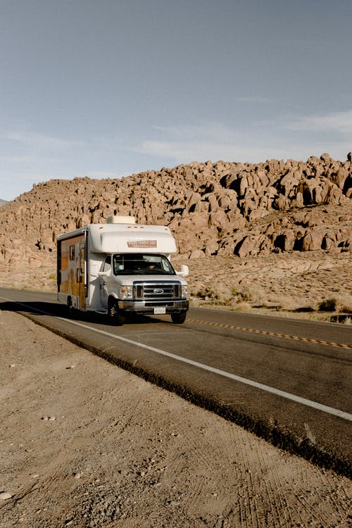 卢顿卡车在路上 · 免费素材图片