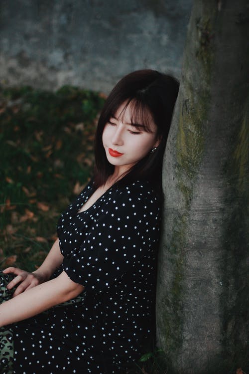 倚在树上的女人 · 免费素材图片