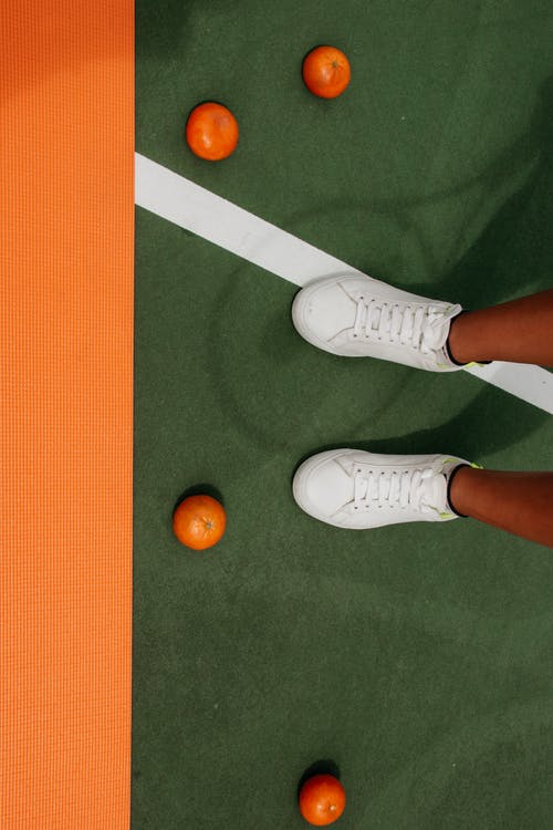 橘子和白色运动鞋 · 免费素材图片