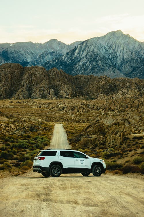 路上的白色越野 · 免费素材图片