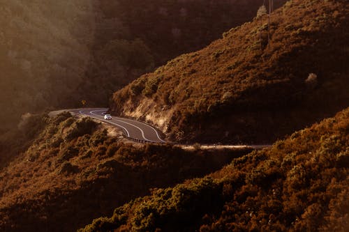 道路上行驶的车辆 · 免费素材图片